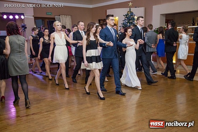 Zdjęcie w galerii na portalu naszraciborz.pl: Budowlanka bawi się na studniówce w Bravo wiadomości z regionu