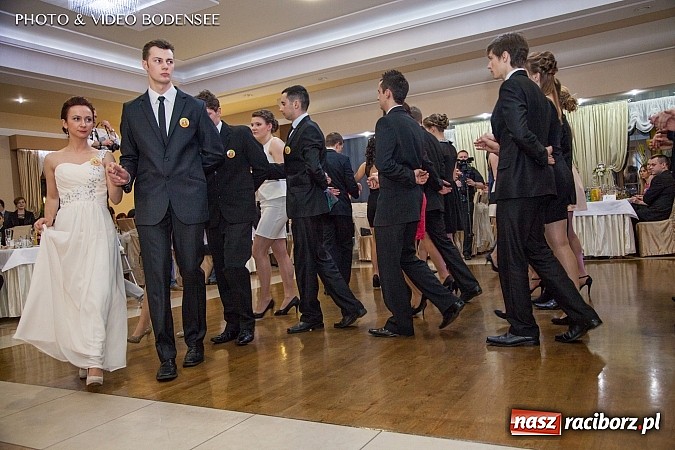 Zdjęcie w galerii na portalu naszraciborz.pl: Budowlanka bawi się na studniówce w Bravo wiadomości z regionu