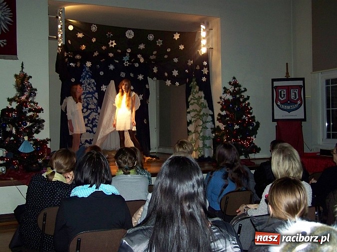 Zdjęcie w galerii na portalu naszraciborz.pl: Uczniowie G5 przedstawili Jasełka wiadomości z regionu