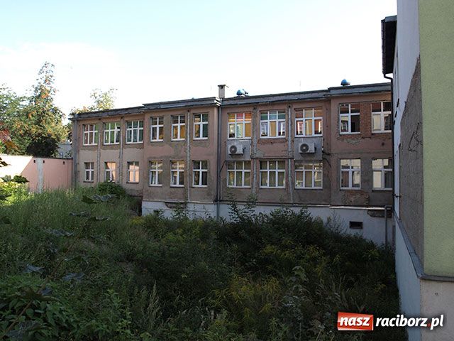 Zdjęcie w galerii na portalu naszraciborz.pl: Przy Rzeźniczej straszy wielka dziura wiadomości z regionu