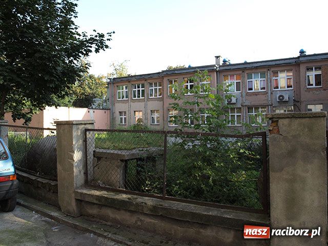 Zdjęcie w galerii na portalu naszraciborz.pl: Przy Rzeźniczej straszy wielka dziura wiadomości z regionu