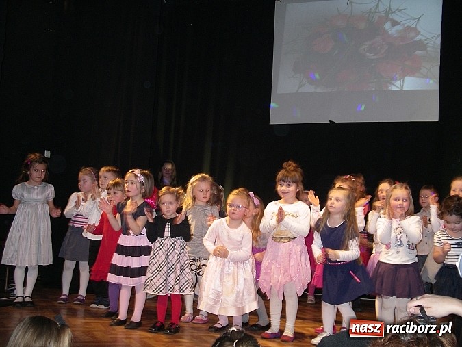 Zdjęcie w galerii na portalu naszraciborz.pl: Dzień Babci i Dziadka w MDK-u wiadomości z regionu