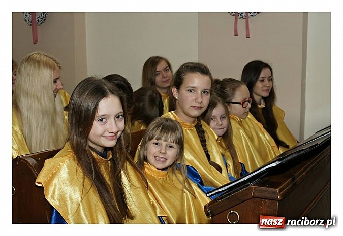 Zdjęcie w galerii na portalu naszraciborz.pl: Bel Canto i Tryl zaśpiewały wspólnie w Toszku wiadomości z regionu