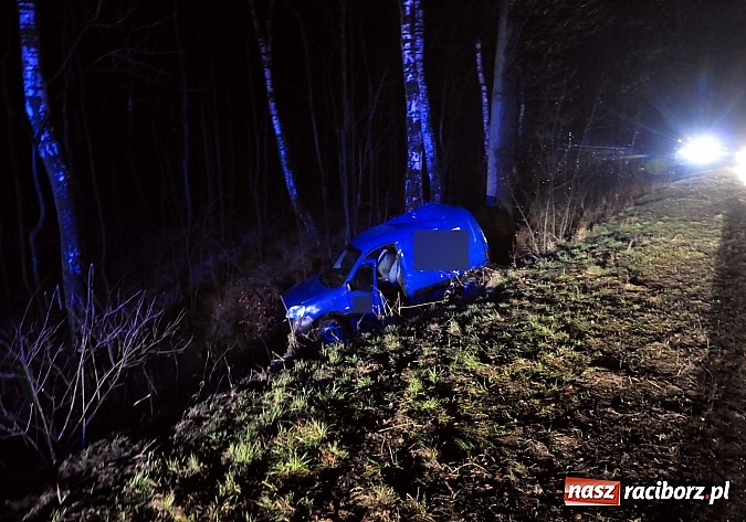 Zdjęcie w galerii na portalu naszraciborz.pl: Kierowca dostawczego citroena uderzył w drzewo na drodze Racibórz-Kornowac wiadomości z regionu