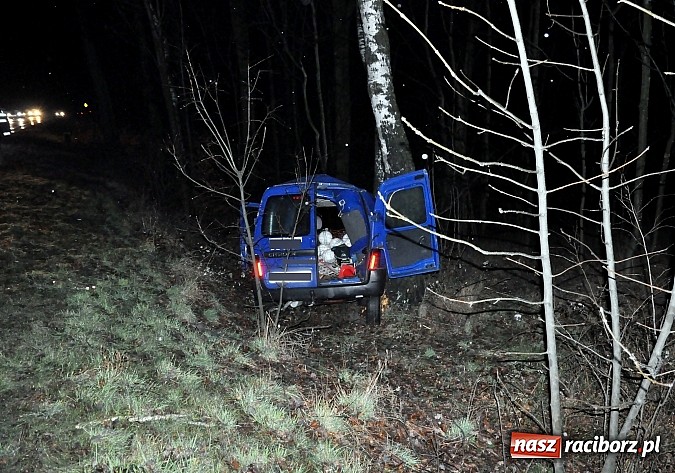 Zdjęcie w galerii na portalu naszraciborz.pl: Kierowca dostawczego citroena uderzył w drzewo na drodze Racibórz-Kornowac wiadomości z regionu