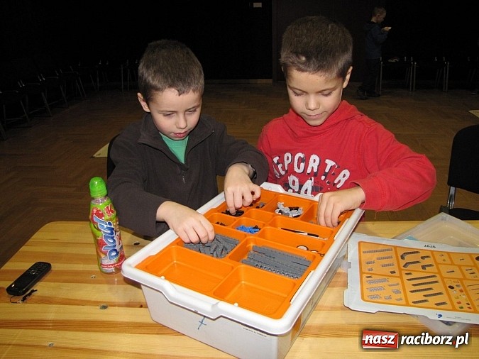 Zdjęcie w galerii na portalu naszraciborz.pl: Miłośnicy konstruowania na warsztatach w RCK wiadomości z regionu
