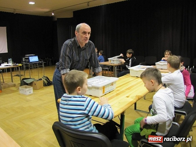 Zdjęcie w galerii na portalu naszraciborz.pl: Miłośnicy konstruowania na warsztatach w RCK wiadomości z regionu