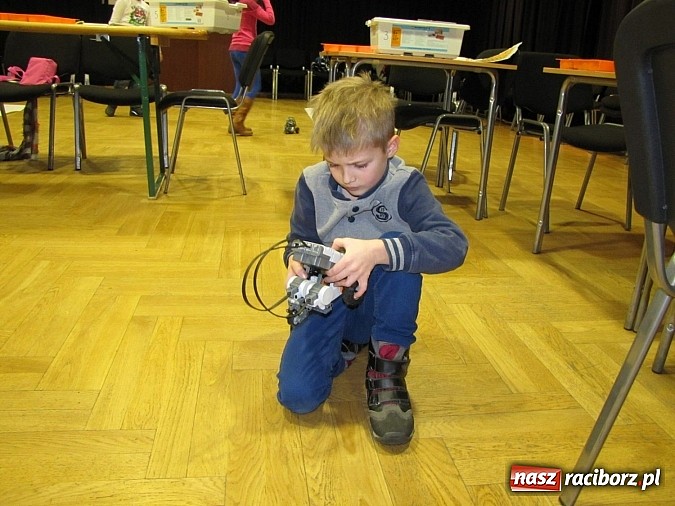 Zdjęcie w galerii na portalu naszraciborz.pl: Miłośnicy konstruowania na warsztatach w RCK wiadomości z regionu