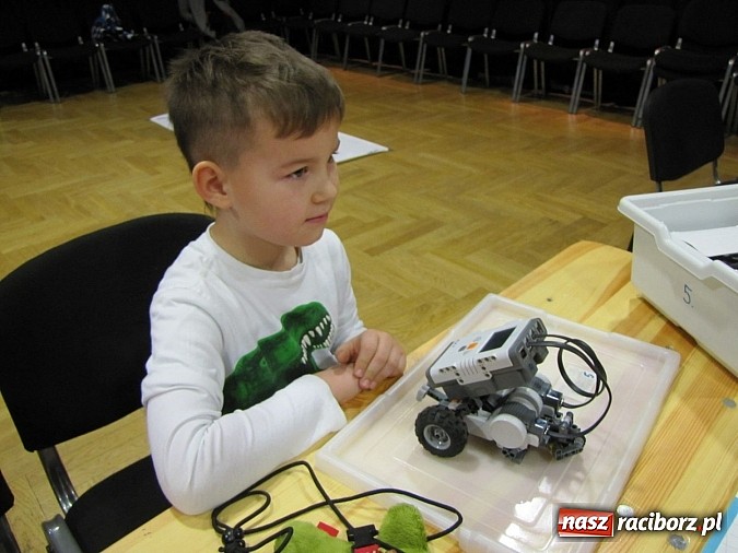 Zdjęcie w galerii na portalu naszraciborz.pl: Miłośnicy konstruowania na warsztatach w RCK wiadomości z regionu