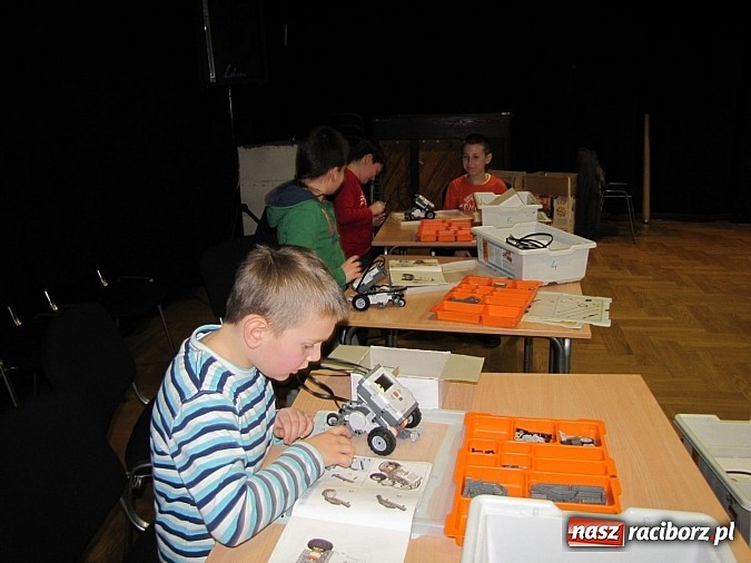 Zdjęcie w galerii na portalu naszraciborz.pl: Miłośnicy konstruowania na warsztatach w RCK wiadomości z regionu