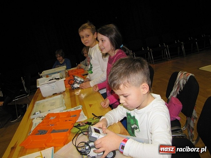 Zdjęcie w galerii na portalu naszraciborz.pl: Miłośnicy konstruowania na warsztatach w RCK wiadomości z regionu