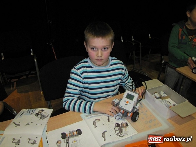 Zdjęcie w galerii na portalu naszraciborz.pl: Miłośnicy konstruowania na warsztatach w RCK wiadomości z regionu