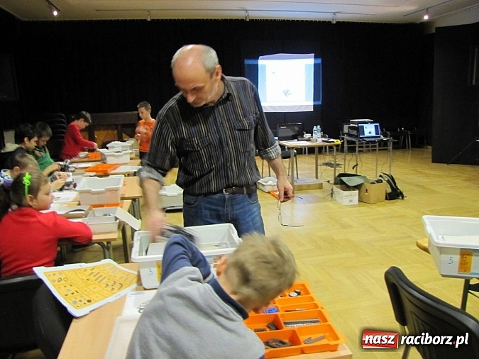 Zdjęcie w galerii na portalu naszraciborz.pl: Miłośnicy konstruowania na warsztatach w RCK wiadomości z regionu