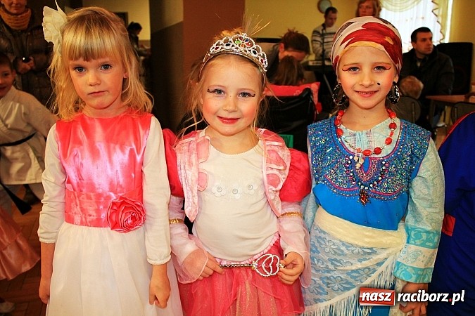 Zdjęcie w galerii na portalu naszraciborz.pl: Kolorowy bal przebierańc&oacute;w w Krzanowicach wiadomości z regionu