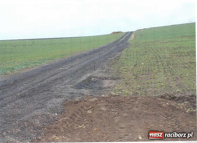 Zdjęcie w galerii na portalu naszraciborz.pl: Sp&oacute;r o miedzę w Pietraszynie. Sołtys stawił się przed komisją wiadomości z regionu