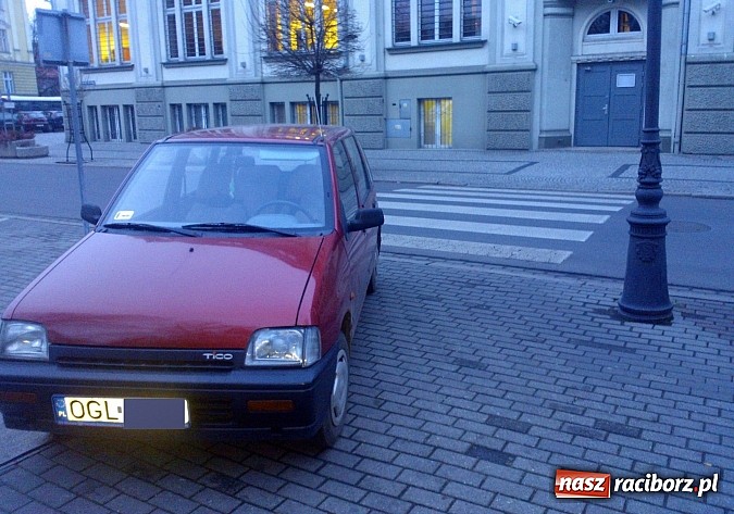 Zdjęcie w galerii na portalu naszraciborz.pl: Tak kierowcy parkują na ul. Batorego. Pod okiem strażników miejskich wiadomości z regionu