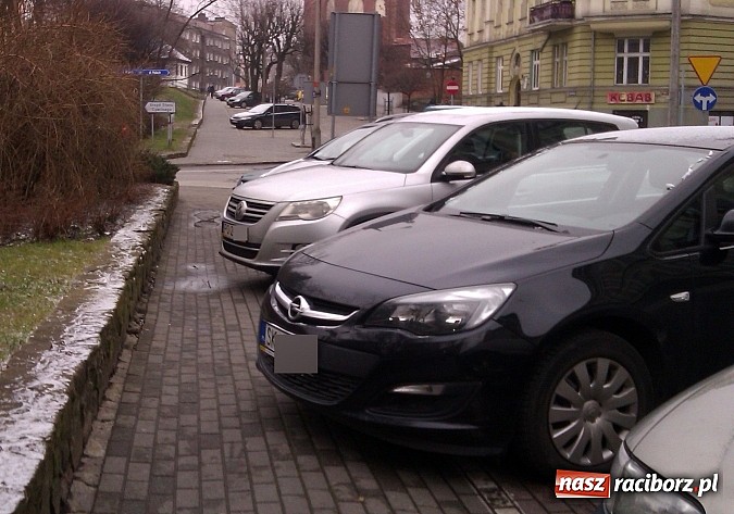 Zdjęcie w galerii na portalu naszraciborz.pl: Tak kierowcy parkują na ul. Batorego. Pod okiem strażników miejskich wiadomości z regionu