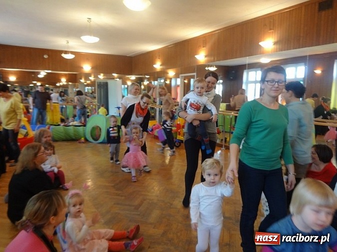 Zdjęcie w galerii na portalu naszraciborz.pl: Bal Przebierańców i flamenco na Dzień Babci w Fiku-miku wiadomości z regionu