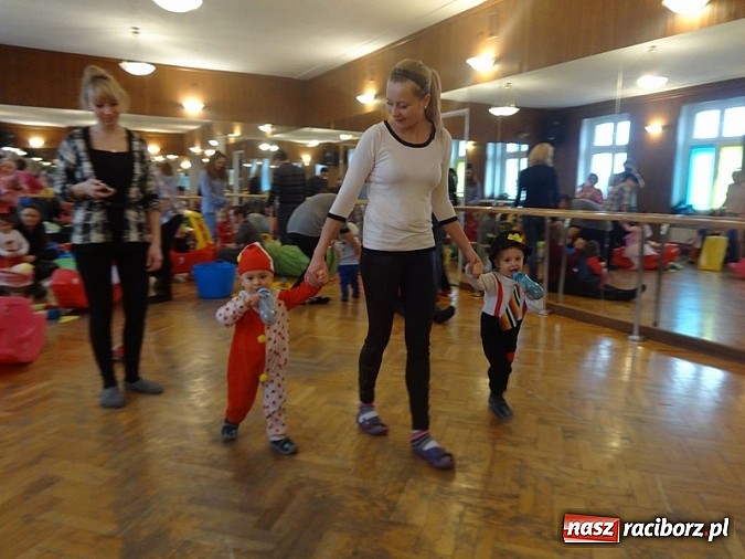 Zdjęcie w galerii na portalu naszraciborz.pl: Bal Przebierańców i flamenco na Dzień Babci w Fiku-miku wiadomości z regionu