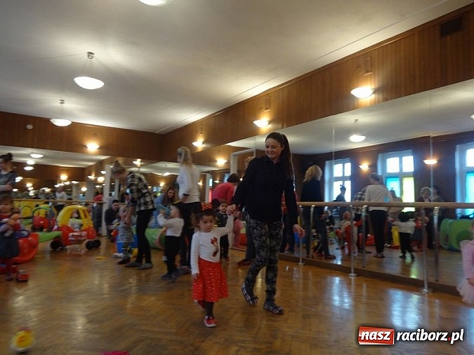 Zdjęcie w galerii na portalu naszraciborz.pl: Bal Przebierańców i flamenco na Dzień Babci w Fiku-miku wiadomości z regionu