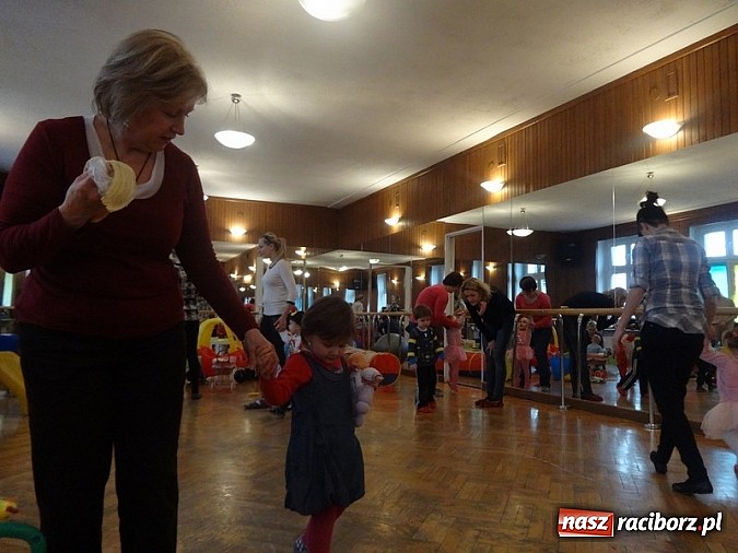 Zdjęcie w galerii na portalu naszraciborz.pl: Bal Przebierańców i flamenco na Dzień Babci w Fiku-miku wiadomości z regionu