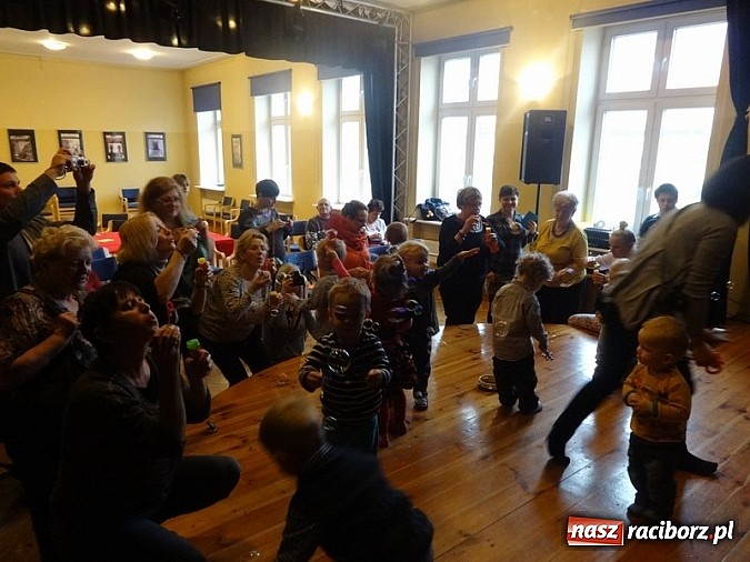 Zdjęcie w galerii na portalu naszraciborz.pl: Bal Przebierańców i flamenco na Dzień Babci w Fiku-miku wiadomości z regionu