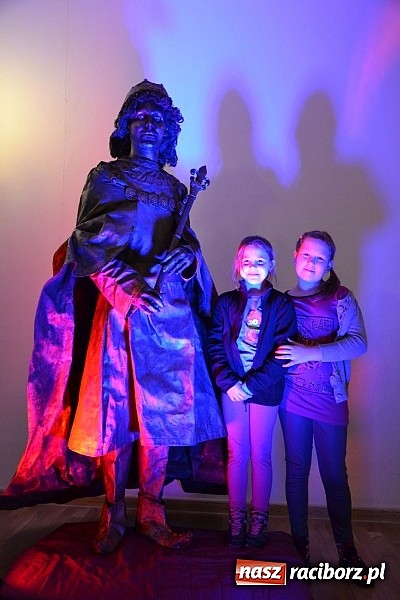 Zdjęcie w galerii na portalu naszraciborz.pl: Fantastyczna Zamkowa Noc z Książką. Szalona zabawa wiadomości z regionu