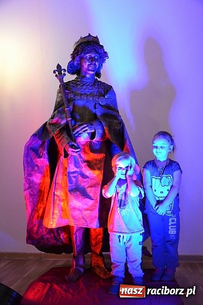 Zdjęcie w galerii na portalu naszraciborz.pl: Fantastyczna Zamkowa Noc z Książką. Szalona zabawa wiadomości z regionu