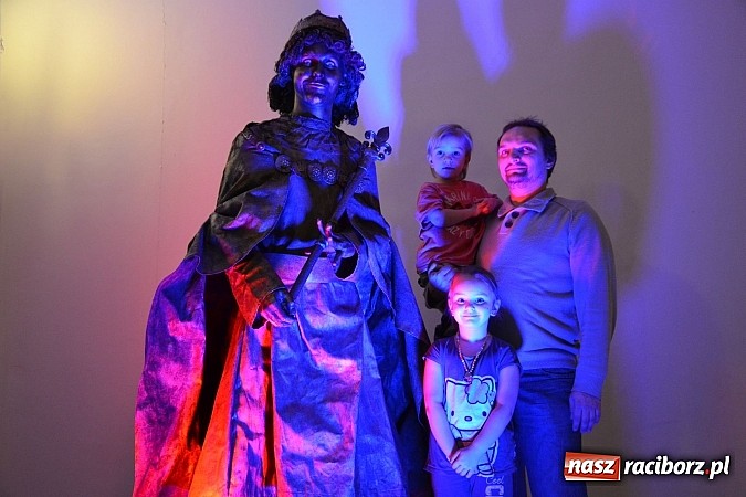 Zdjęcie w galerii na portalu naszraciborz.pl: Fantastyczna Zamkowa Noc z Książką. Szalona zabawa wiadomości z regionu