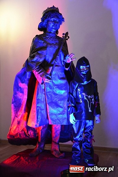 Zdjęcie w galerii na portalu naszraciborz.pl: Fantastyczna Zamkowa Noc z Książką. Szalona zabawa wiadomości z regionu