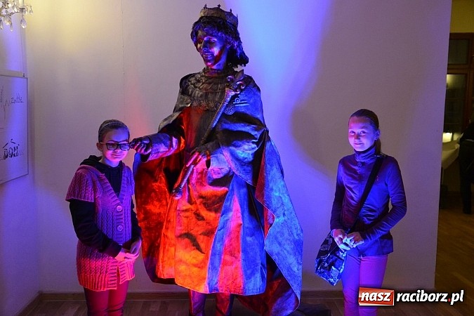 Zdjęcie w galerii na portalu naszraciborz.pl: Fantastyczna Zamkowa Noc z Książką. Szalona zabawa wiadomości z regionu