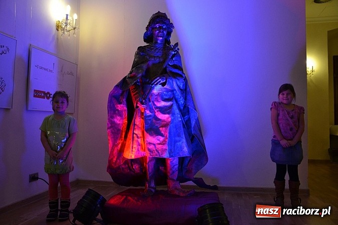 Zdjęcie w galerii na portalu naszraciborz.pl: Fantastyczna Zamkowa Noc z Książką. Szalona zabawa wiadomości z regionu