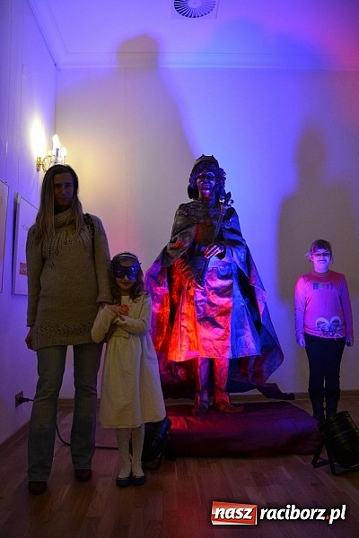 Zdjęcie w galerii na portalu naszraciborz.pl: Fantastyczna Zamkowa Noc z Książką. Szalona zabawa wiadomości z regionu