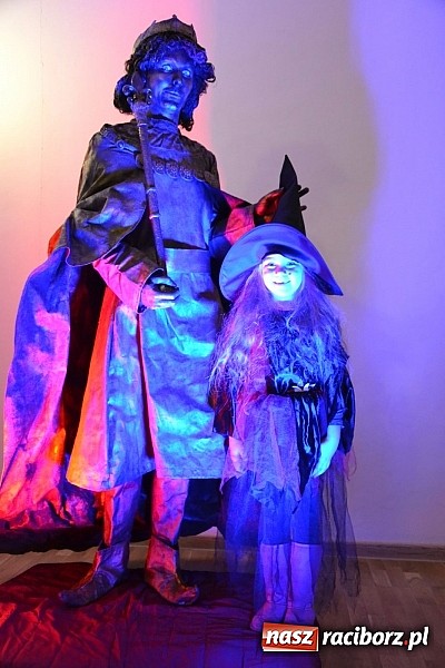 Zdjęcie w galerii na portalu naszraciborz.pl: Fantastyczna Zamkowa Noc z Książką. Szalona zabawa wiadomości z regionu