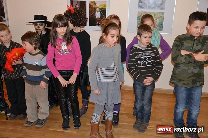 Zdjęcie w galerii na portalu naszraciborz.pl: Fantastyczna Zamkowa Noc z Książką. Szalona zabawa wiadomości z regionu