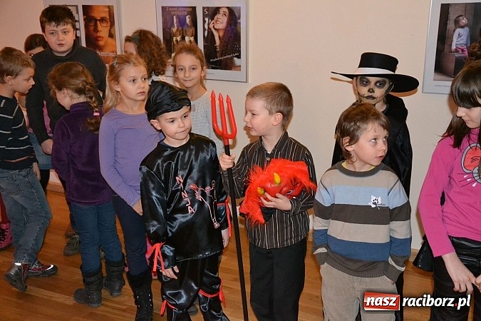 Zdjęcie w galerii na portalu naszraciborz.pl: Fantastyczna Zamkowa Noc z Książką. Szalona zabawa wiadomości z regionu