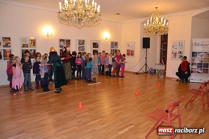 Zdjęcie w galerii na portalu naszraciborz.pl: Fantastyczna Zamkowa Noc z Książką. Szalona zabawa wiadomości z regionu