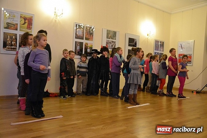 Zdjęcie w galerii na portalu naszraciborz.pl: Fantastyczna Zamkowa Noc z Książką. Szalona zabawa wiadomości z regionu