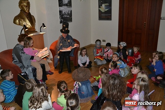 Zdjęcie w galerii na portalu naszraciborz.pl: Fantastyczna Zamkowa Noc z Książką. Szalona zabawa wiadomości z regionu