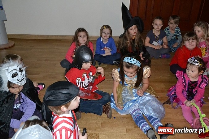 Zdjęcie w galerii na portalu naszraciborz.pl: Fantastyczna Zamkowa Noc z Książką. Szalona zabawa wiadomości z regionu