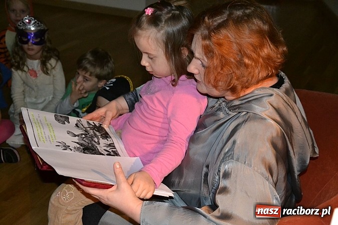 Zdjęcie w galerii na portalu naszraciborz.pl: Fantastyczna Zamkowa Noc z Książką. Szalona zabawa wiadomości z regionu