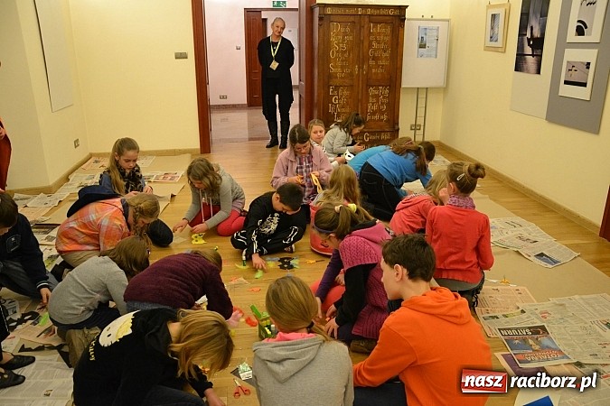 Zdjęcie w galerii na portalu naszraciborz.pl: Fantastyczna Zamkowa Noc z Książką. Szalona zabawa wiadomości z regionu