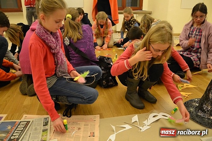 Zdjęcie w galerii na portalu naszraciborz.pl: Fantastyczna Zamkowa Noc z Książką. Szalona zabawa wiadomości z regionu