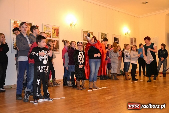 Zdjęcie w galerii na portalu naszraciborz.pl: Fantastyczna Zamkowa Noc z Książką. Szalona zabawa wiadomości z regionu