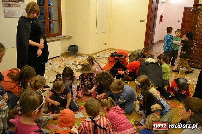 Zdjęcie w galerii na portalu naszraciborz.pl: Fantastyczna Zamkowa Noc z Książką. Szalona zabawa wiadomości z regionu