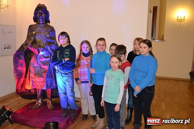 Zdjęcie w galerii na portalu naszraciborz.pl: Fantastyczna Zamkowa Noc z Książką. Szalona zabawa wiadomości z regionu