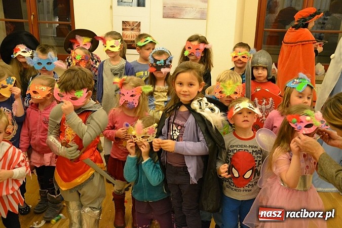 Zdjęcie w galerii na portalu naszraciborz.pl: Fantastyczna Zamkowa Noc z Książką. Szalona zabawa wiadomości z regionu