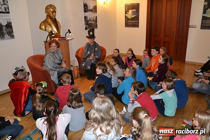 Zdjęcie w galerii na portalu naszraciborz.pl: Fantastyczna Zamkowa Noc z Książką. Szalona zabawa wiadomości z regionu