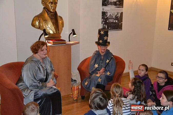 Zdjęcie w galerii na portalu naszraciborz.pl: Fantastyczna Zamkowa Noc z Książką. Szalona zabawa wiadomości z regionu