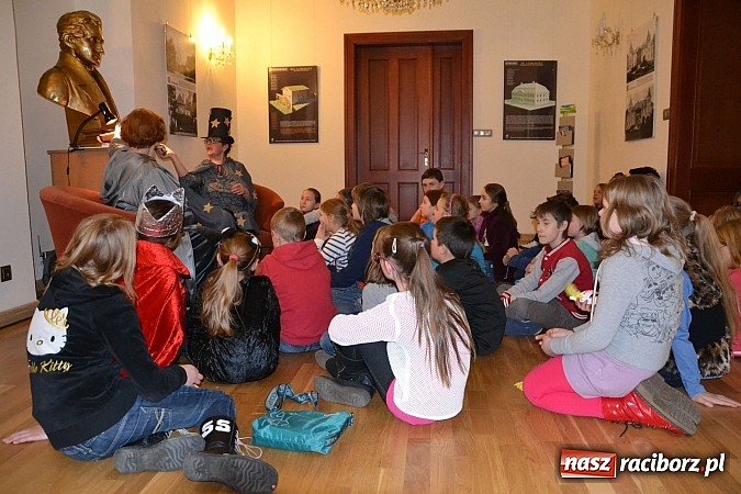 Zdjęcie w galerii na portalu naszraciborz.pl: Fantastyczna Zamkowa Noc z Książką. Szalona zabawa wiadomości z regionu